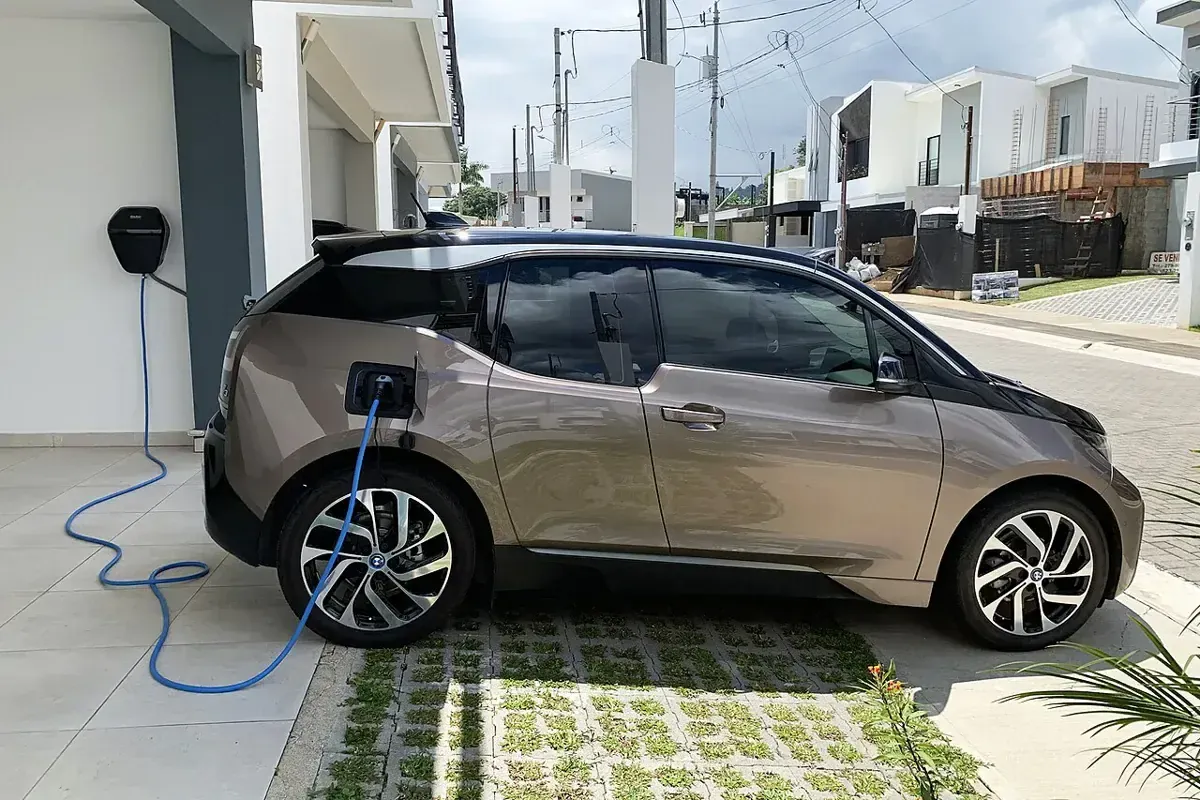Elektrische auto die thuis aan een laadpaal laadt