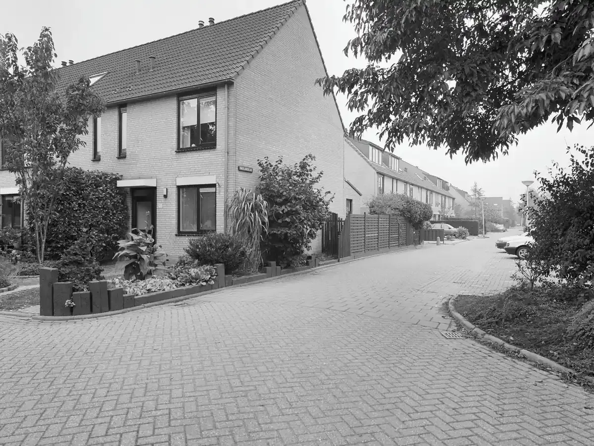Rijtjeswoningen in een nieuwbouwwijk in Gouda (zwart-witfoto)